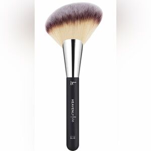 It cosmetics brush